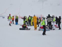 Snowboard şampiyonası nefes kesti 